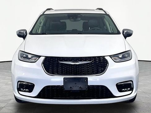 Used 2023 Chrysler Pacifica Limited FWD image 3