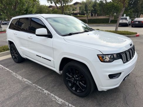 Used 2018 Jeep Grand Cherokee Altitude RWD image 10