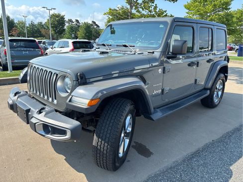 Used 2018 Jeep Wrangler Unlimited Sahara w/ Dual Top Group AWD/4WD image 4