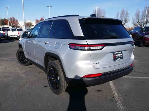 New 2025 Jeep Grand Cherokee Altitude image 18