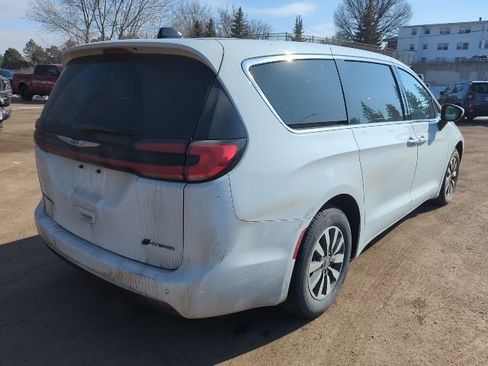 Used 2023 Chrysler Pacifica Touring-L image 8
