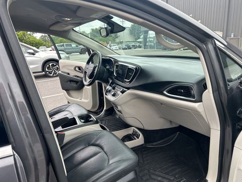 Used 2018 Chrysler Pacifica Touring-L Plus FWD image 29
