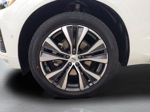 Used 2022 Volvo XC60 B5 Momentum w/ Advanced Package image 11