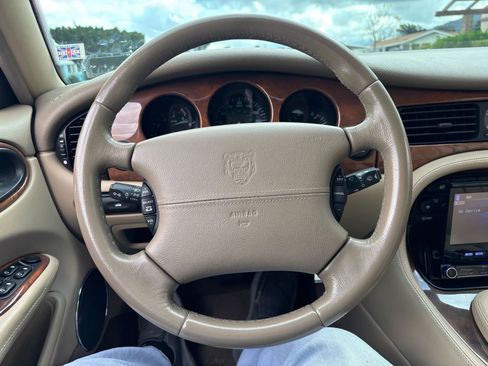 Used 2001 Jaguar XJ8 image 10