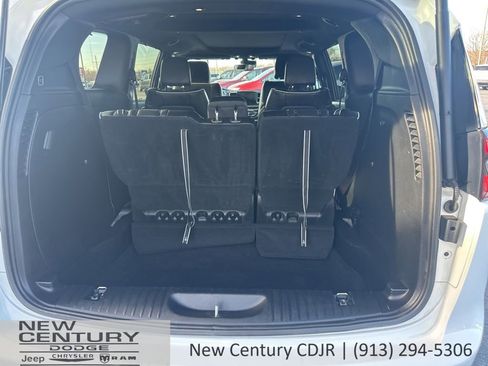 Used 2025 Chrysler Pacifica Limited image 12