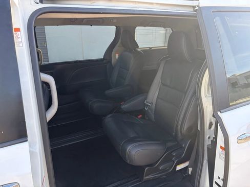 Used 2017 Toyota Sienna SE image 11