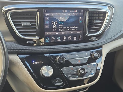 Used 2019 Chrysler Pacifica Limited image 18