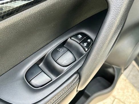 Used 2018 Nissan Rogue SL FWD image 11