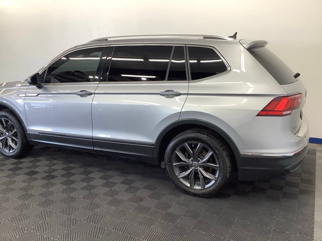Used 2023 Volkswagen Tiguan SE w/ Panoramic Sunroof Package FWD image 4