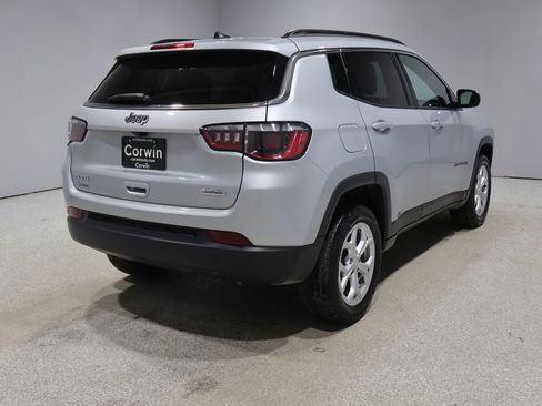 Used 2024 Jeep Compass Latitude w/ Convenience Group AWD/4WD image 2