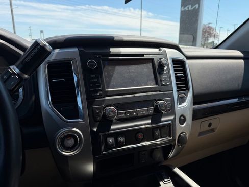 Used 2018 Nissan Titan SV w/ SV Convenience Package RWD image 18
