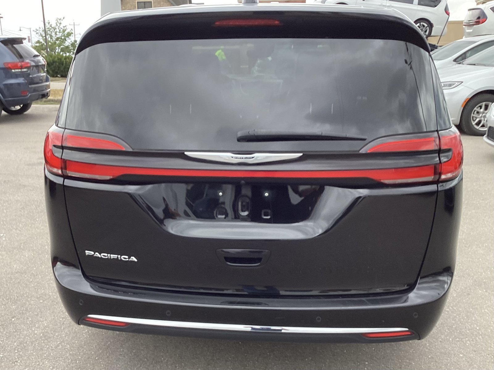 Used 2025 Chrysler Pacifica Select FWD image 7