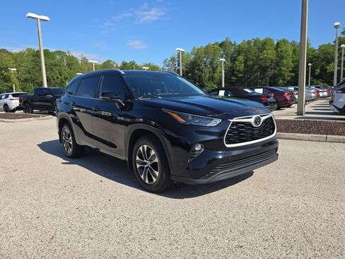 Used 2024 Toyota Highlander XLE AWD/4WD image 2