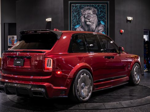 Used 2022 Rolls-Royce Cullinan Black Badge w/ Dark Exterior Package image 9