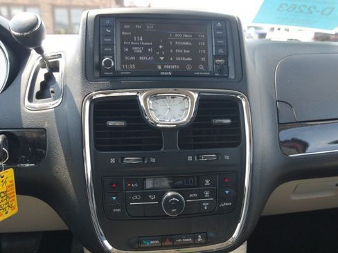 Used 2013 Chrysler Town & Country Touring FWD image 20