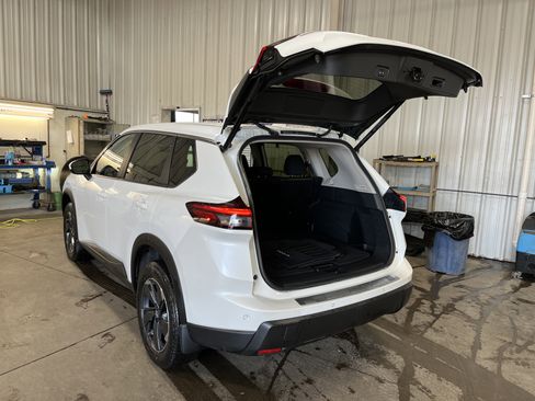 Used 2025 Nissan Rogue SV image 10