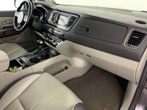 Used 2017 Kia Sedona LX w/ LX Essentials Premium Package image 24