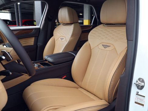 New 2026 Bentley Bentayga AWD/4WD image 4
