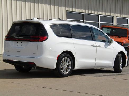 Used 2022 Chrysler Pacifica Touring-L image 3