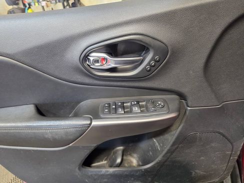 Used 2019 Jeep Cherokee Limited AWD/4WD image 5