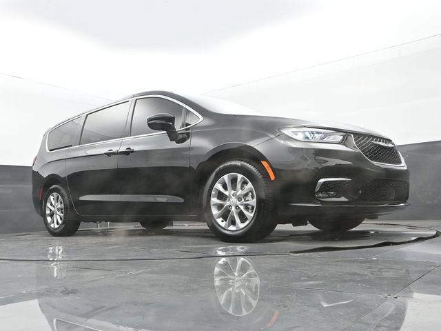 Used 2026 Chrysler Pacifica Limited FWD image 24