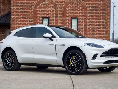 Used 2022 Aston Martin DBX image 3