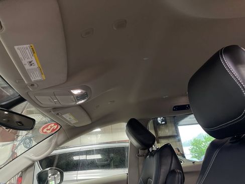 Used 2023 Chrysler Pacifica Touring-L FWD image 13