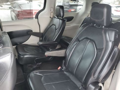 Used 2020 Chrysler Pacifica Touring-L image 29