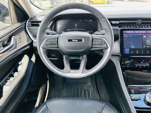 Used 2023 Jeep Grand Cherokee L Limited w/ Black Appearance Package AWD/4WD image 17
