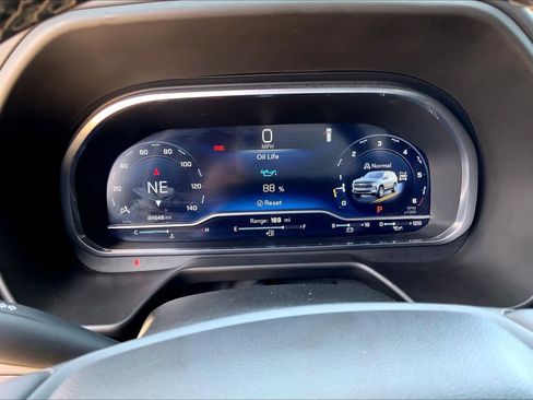 Used 2023 Chevrolet Suburban Premier image 25