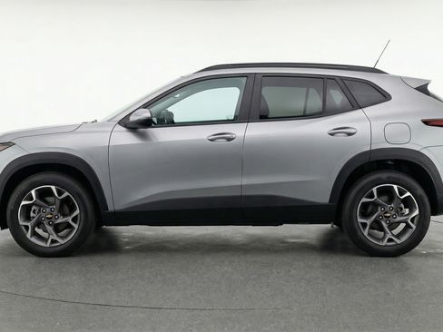 Used 2025 Chevrolet Trax LT image 5