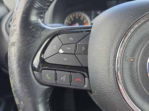 Used 2018 Jeep Renegade Altitude FWD image 19