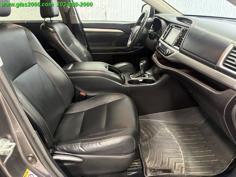 Used 2016 Toyota Highlander XLE AWD/4WD image 21
