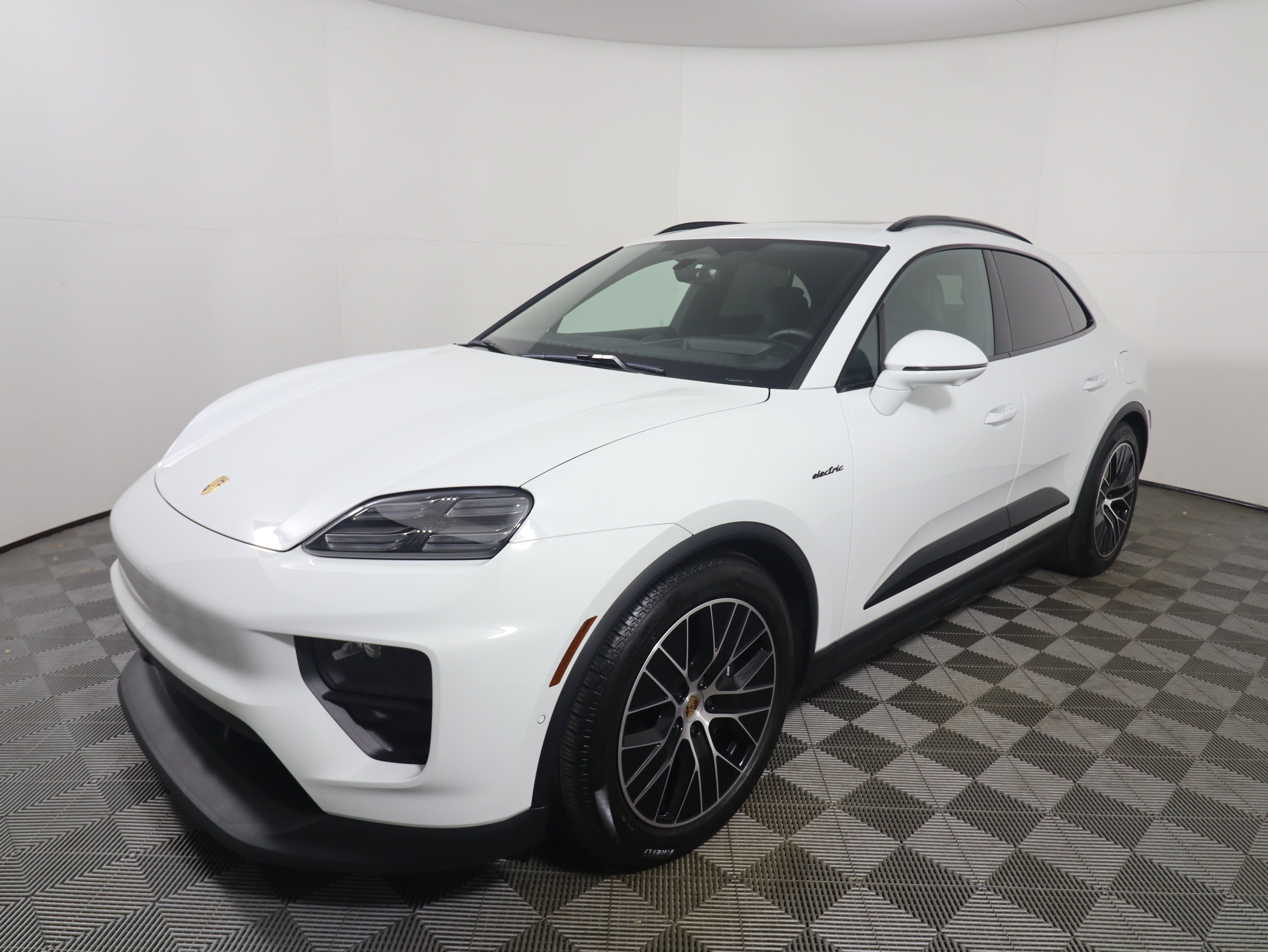Used 2025 Porsche Macan 4 Electric AWD/4WD image 11