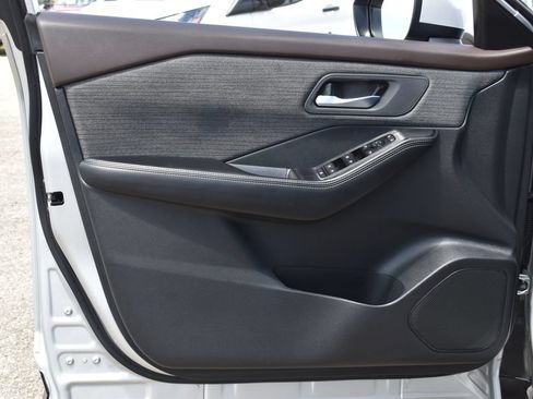 Used 2023 Nissan Rogue SV FWD image 9