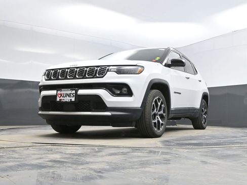 Used 2025 Jeep Compass Limited image 21