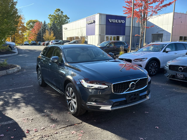 Certified 2025 Volvo V90 B6 Cross Country Plus AWD/4WD image 5