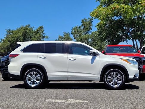 Used 2014 Toyota Highlander Plus FWD image 5