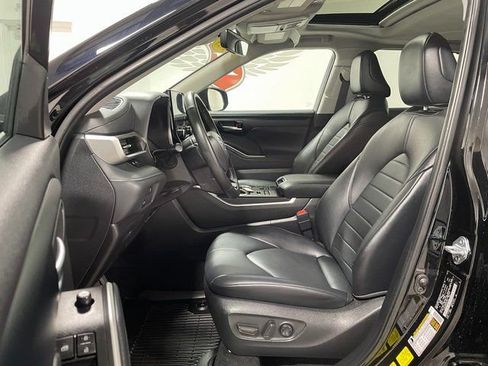 Used 2024 Toyota Highlander XLE AWD/4WD image 11