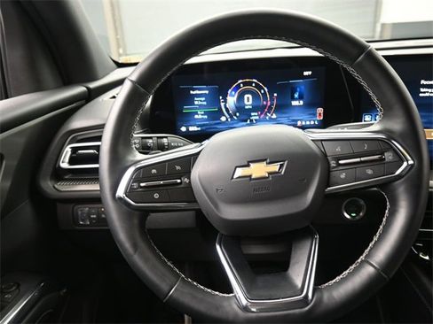 Used 2025 Chevrolet Traverse LT image 8