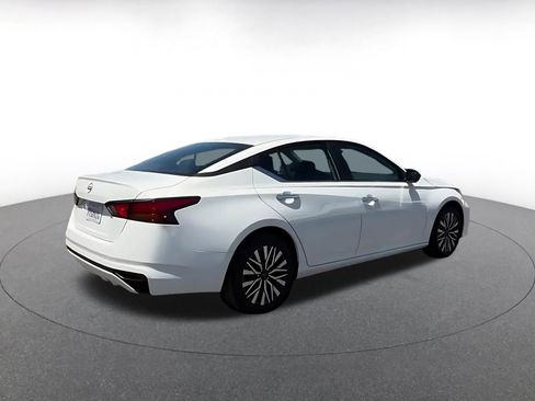 Used 2025 Nissan Altima 2.5 SV FWD image 14