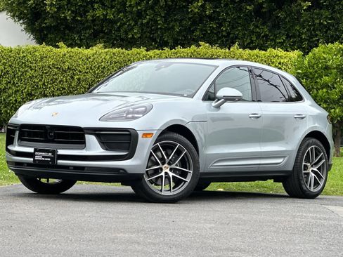 Certified 2025 Porsche Macan image 1