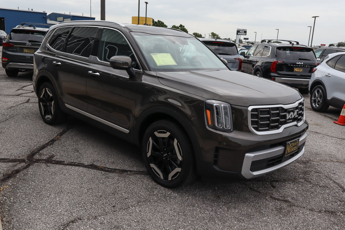 Used 2025 Kia Telluride S FWD image 3