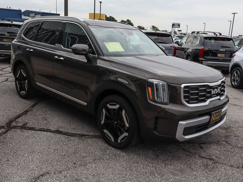 Used 2025 Kia Telluride S FWD image 3