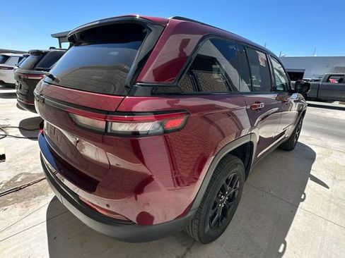 Used 2024 Jeep Grand Cherokee Altitude AWD/4WD image 4