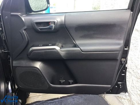 Used 2022 Toyota Tacoma TRD Off-Road image 18