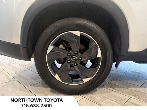 Used 2025 Nissan Rogue SV FWD image 34