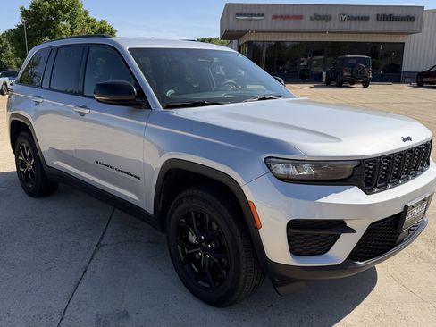 Used 2025 Jeep Grand Cherokee Altitude AWD/4WD image 10