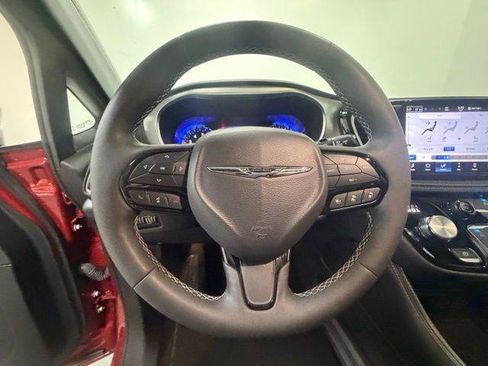 Certified 2025 Chrysler Pacifica Limited FWD image 18
