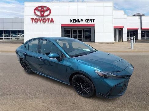 Used 2025 Toyota Camry SE w/ Convenience Package FWD image 1